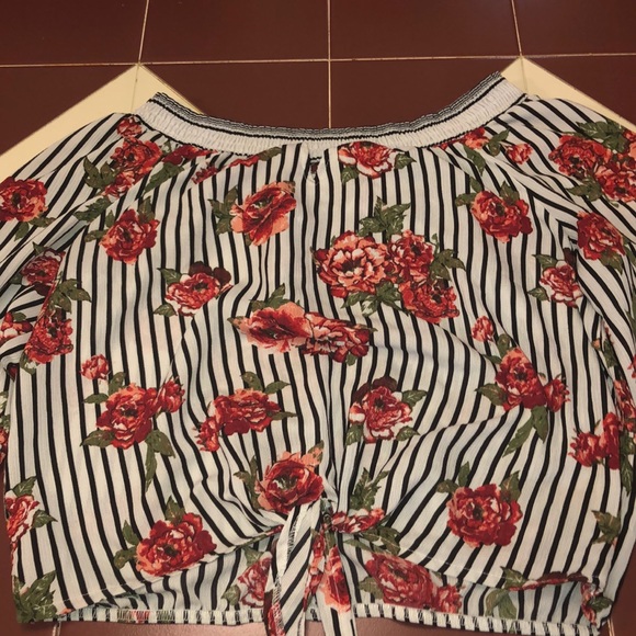 No Boundaries Tops - 4/$35 Floral crop top.